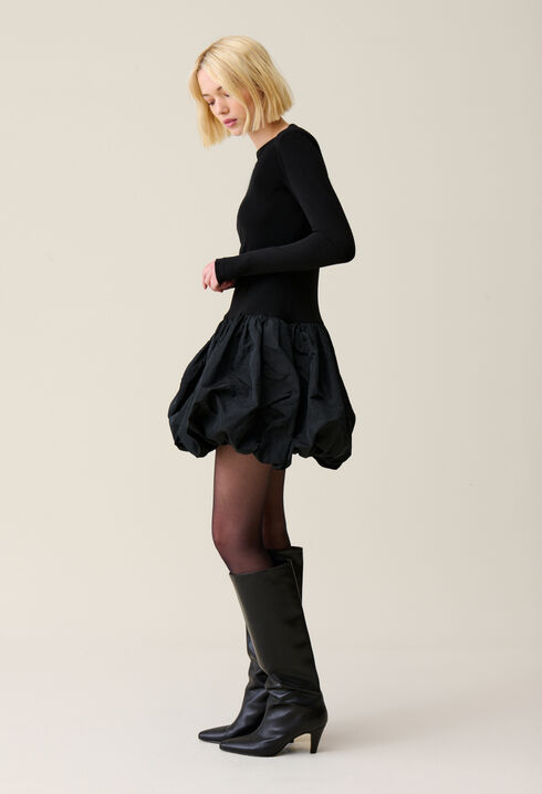 Schwarzes Kleid mit Ballonrock