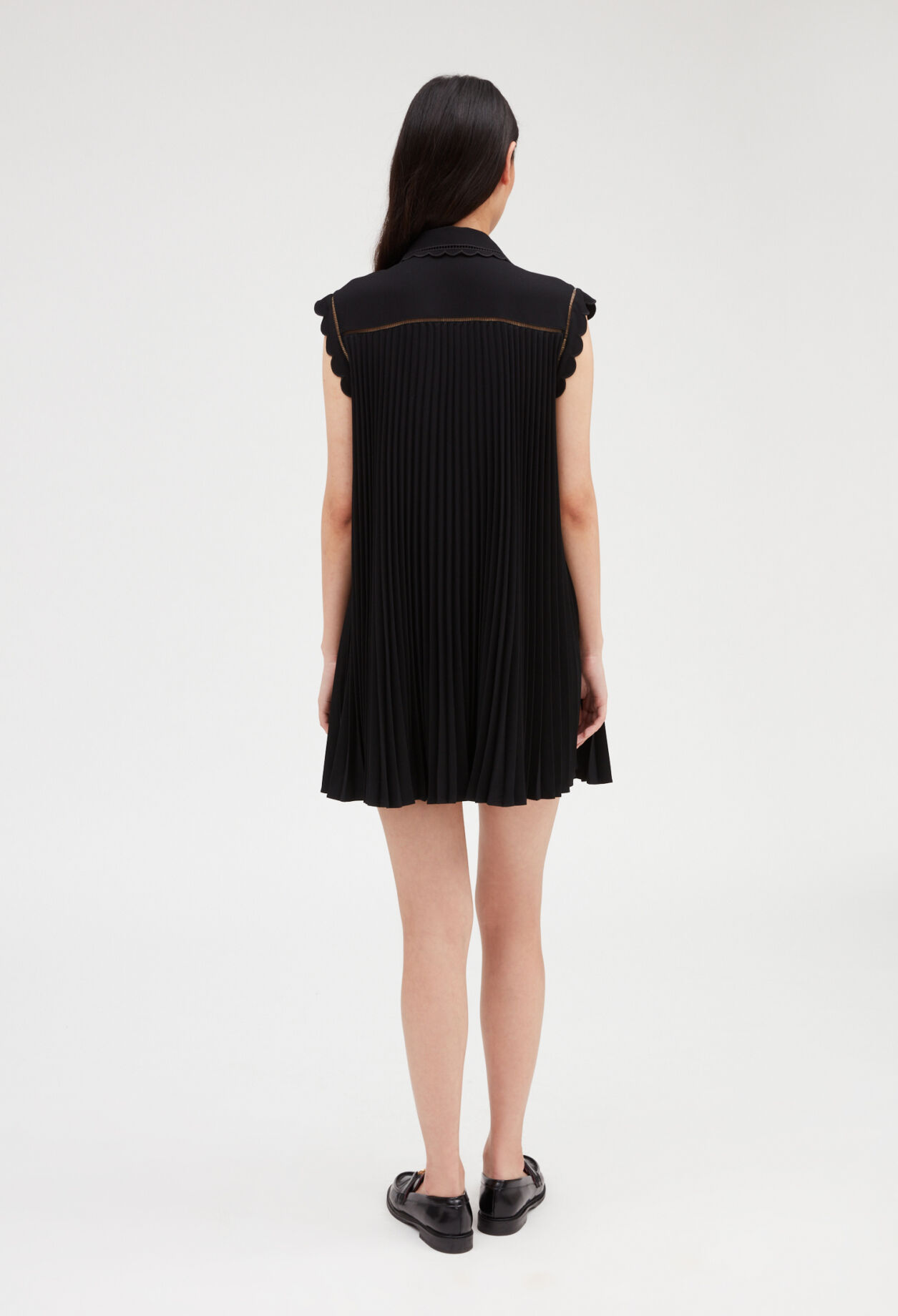 Robe courte plissée