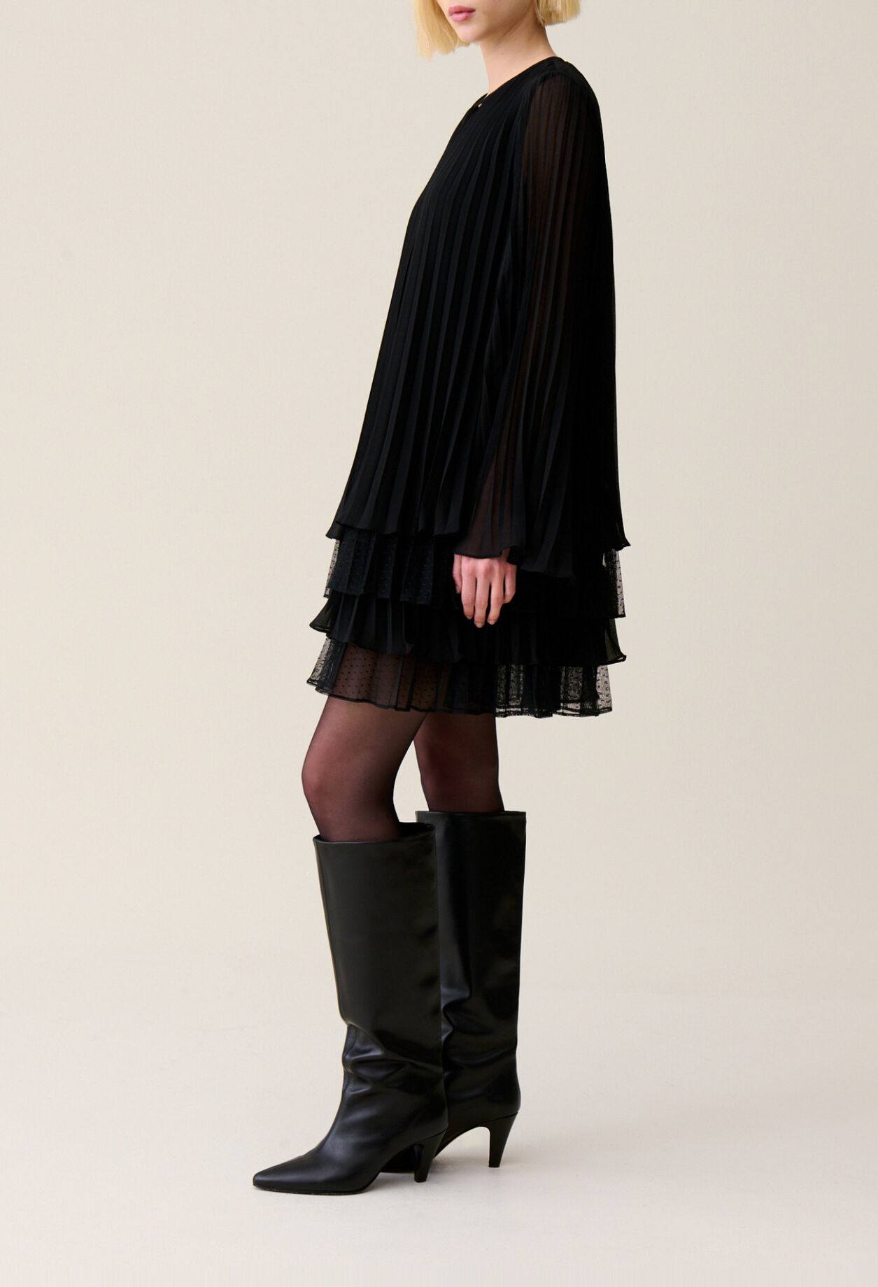 Robe courte noire volant&eacute;e