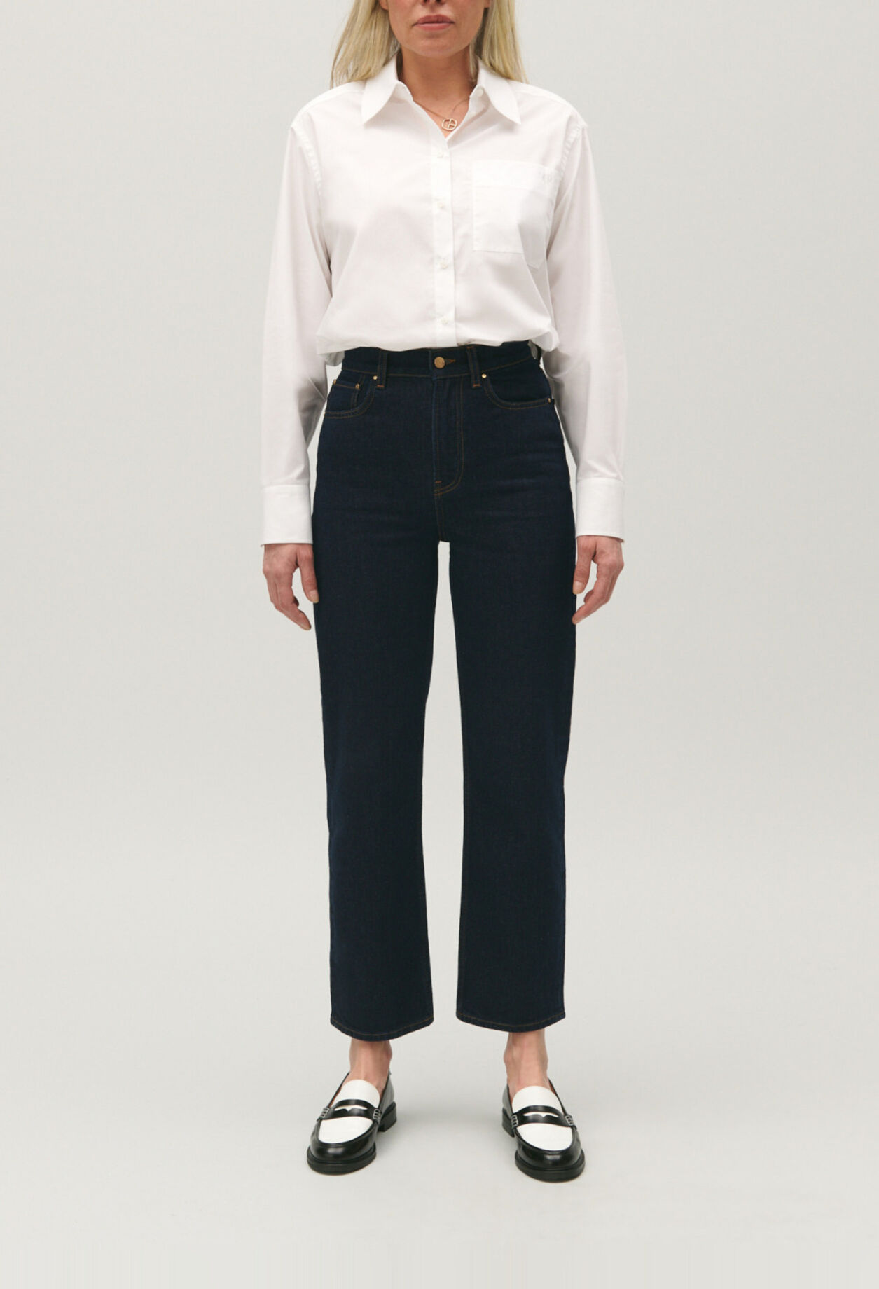 Blaue Raw-Jeans