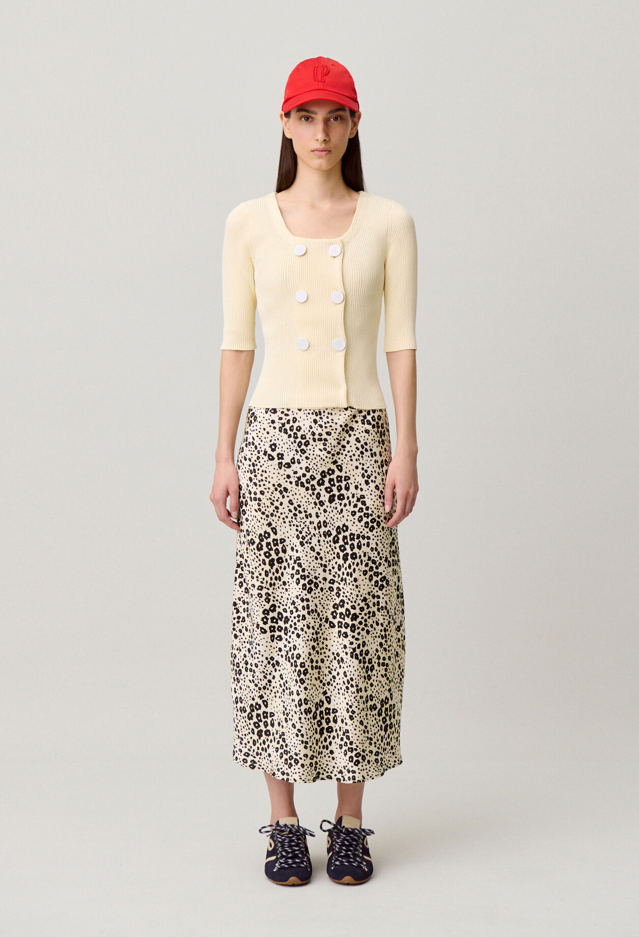 Round neck knitted cardigan
