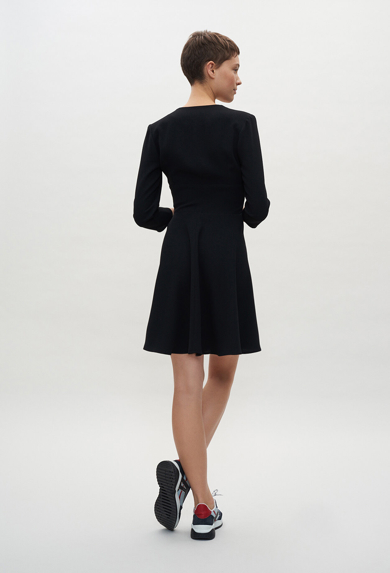 Schwarz ausgestelltes Kleid