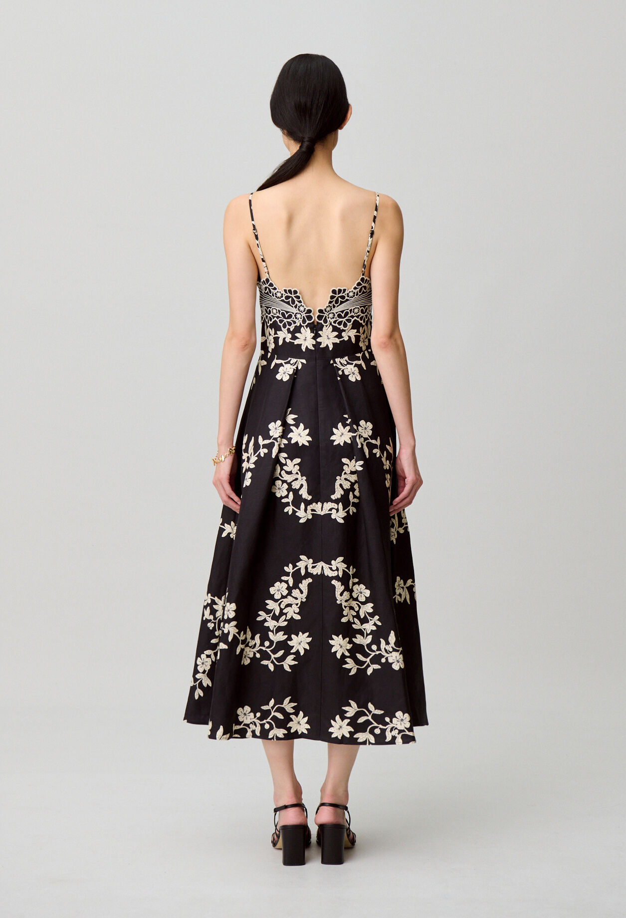 Tr&auml;gerkleid mit Blumenstickerei