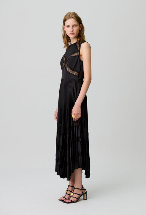 Robe longue satinée plissée