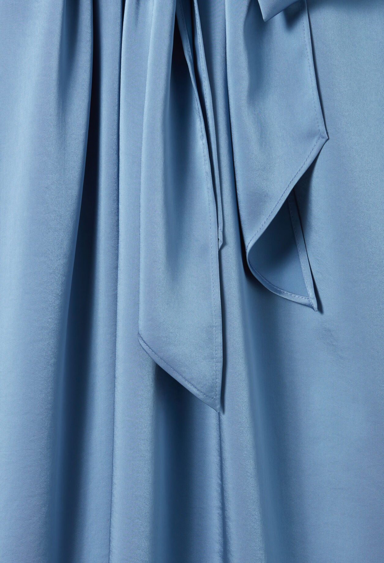 Schwarzes Kleid mit Schluppe