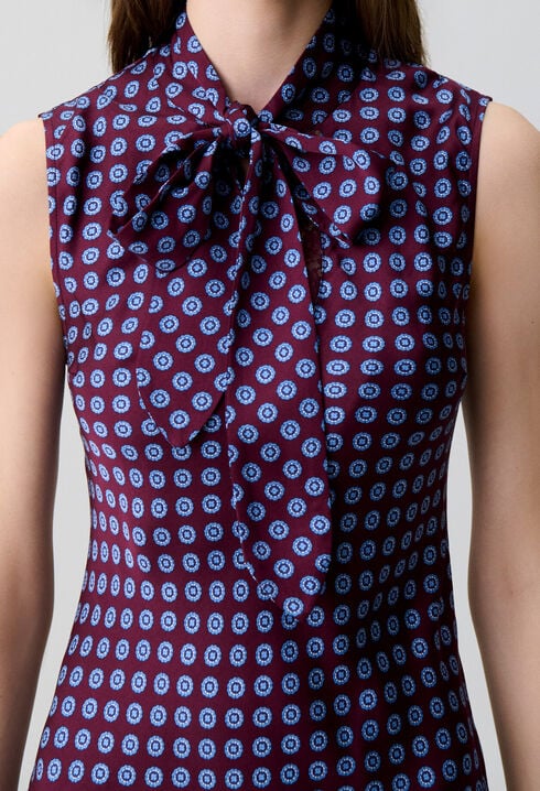 Langes flie&szlig;endes Spitzenkleid