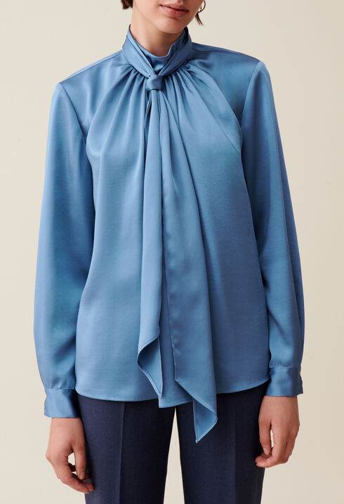 Flowy blouse lavallière neckline