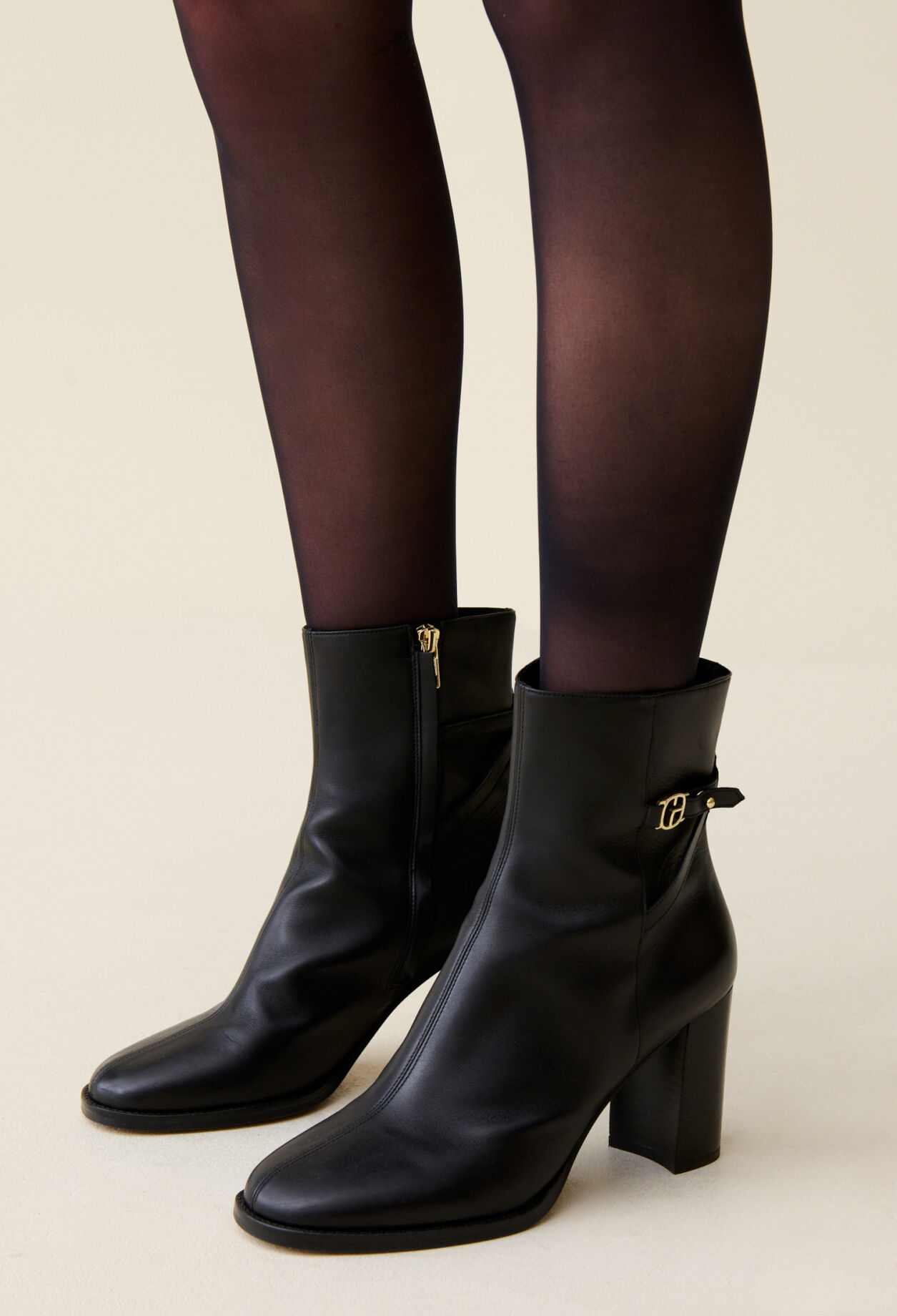 Lacklederstiefeletten mit Absatz