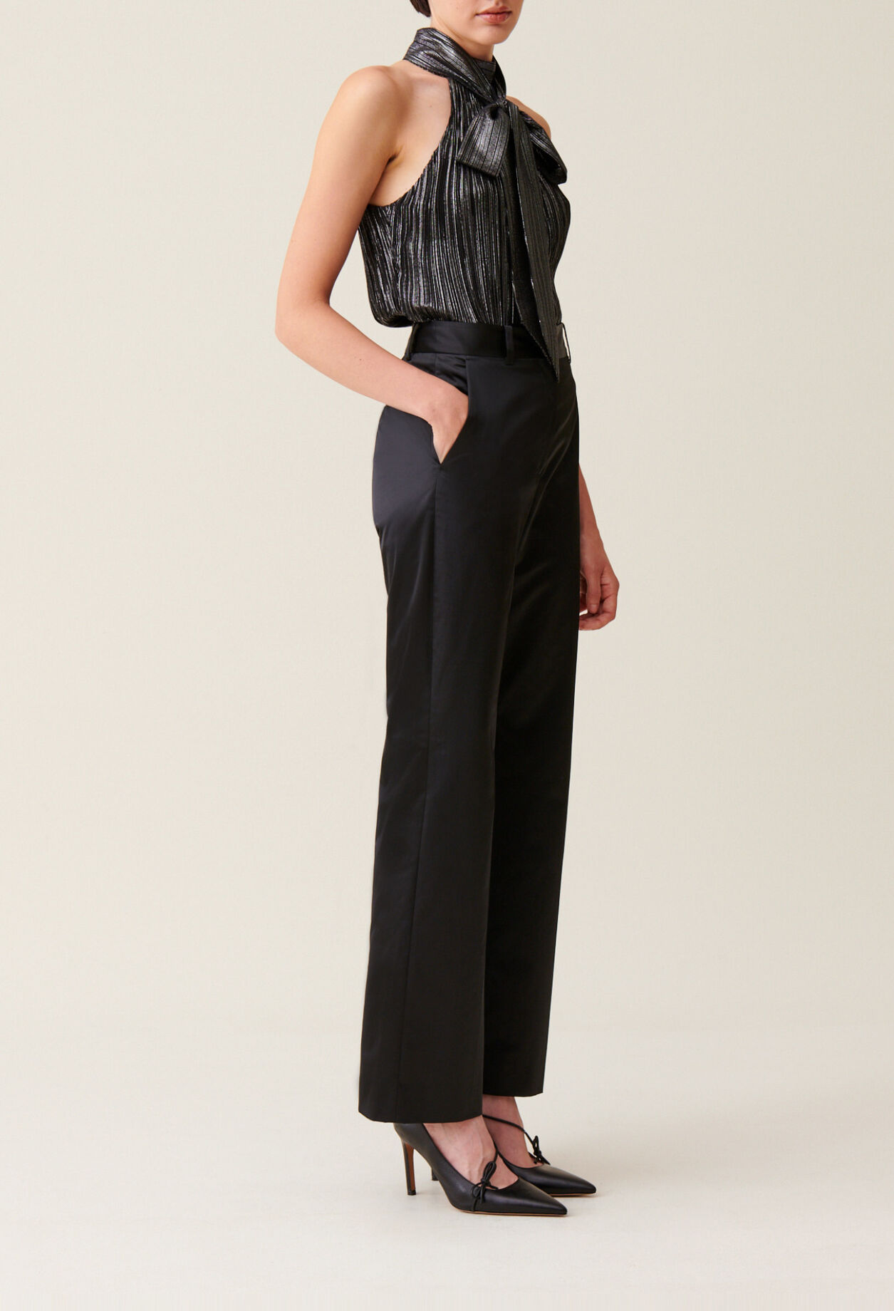 Schwarze schmale Satin-Hose