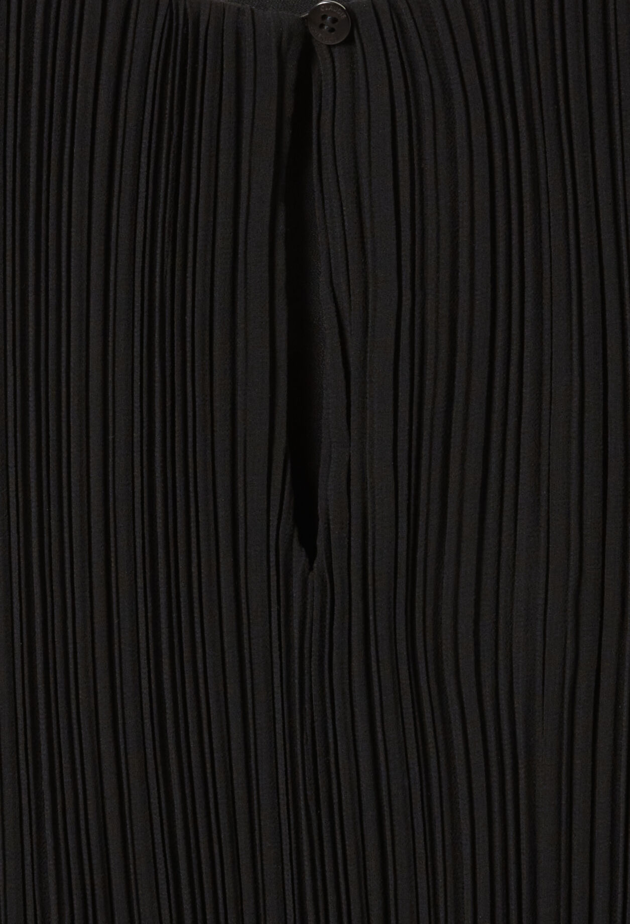 Kurzes, plissiertes Langarmkleid