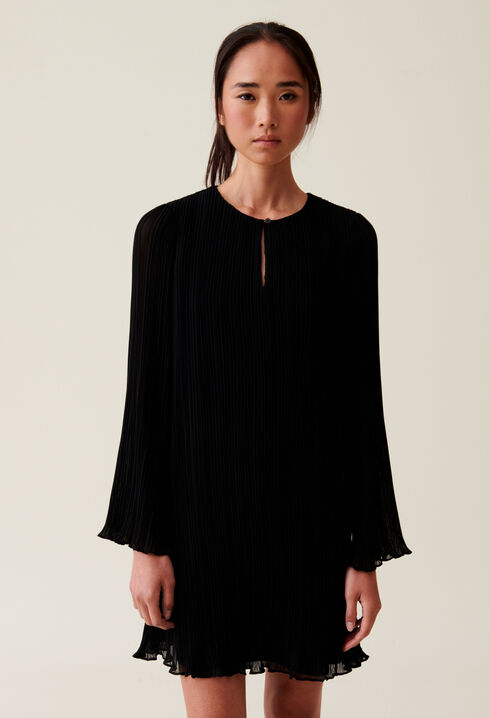 Kurzes, plissiertes Langarmkleid