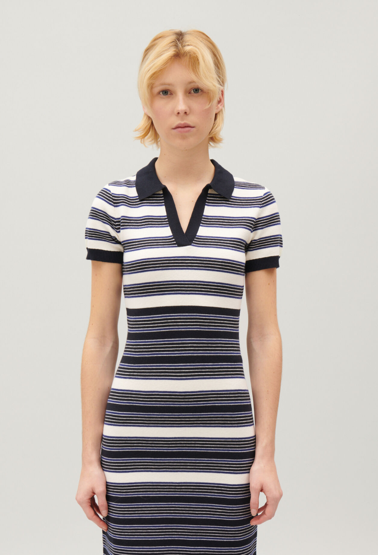 Langes, zweifarbiges Strickkleid