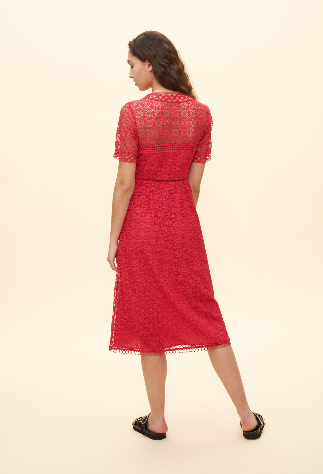 Robe longue en guipure rouge