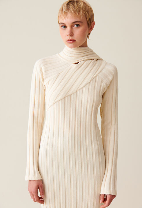 Langes Strickkleid mit Bindeschal