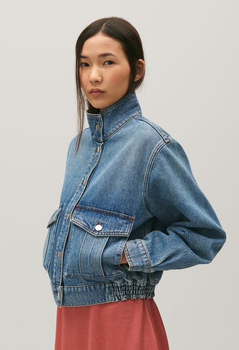 Blaue Denimjacke in Washed-Optik