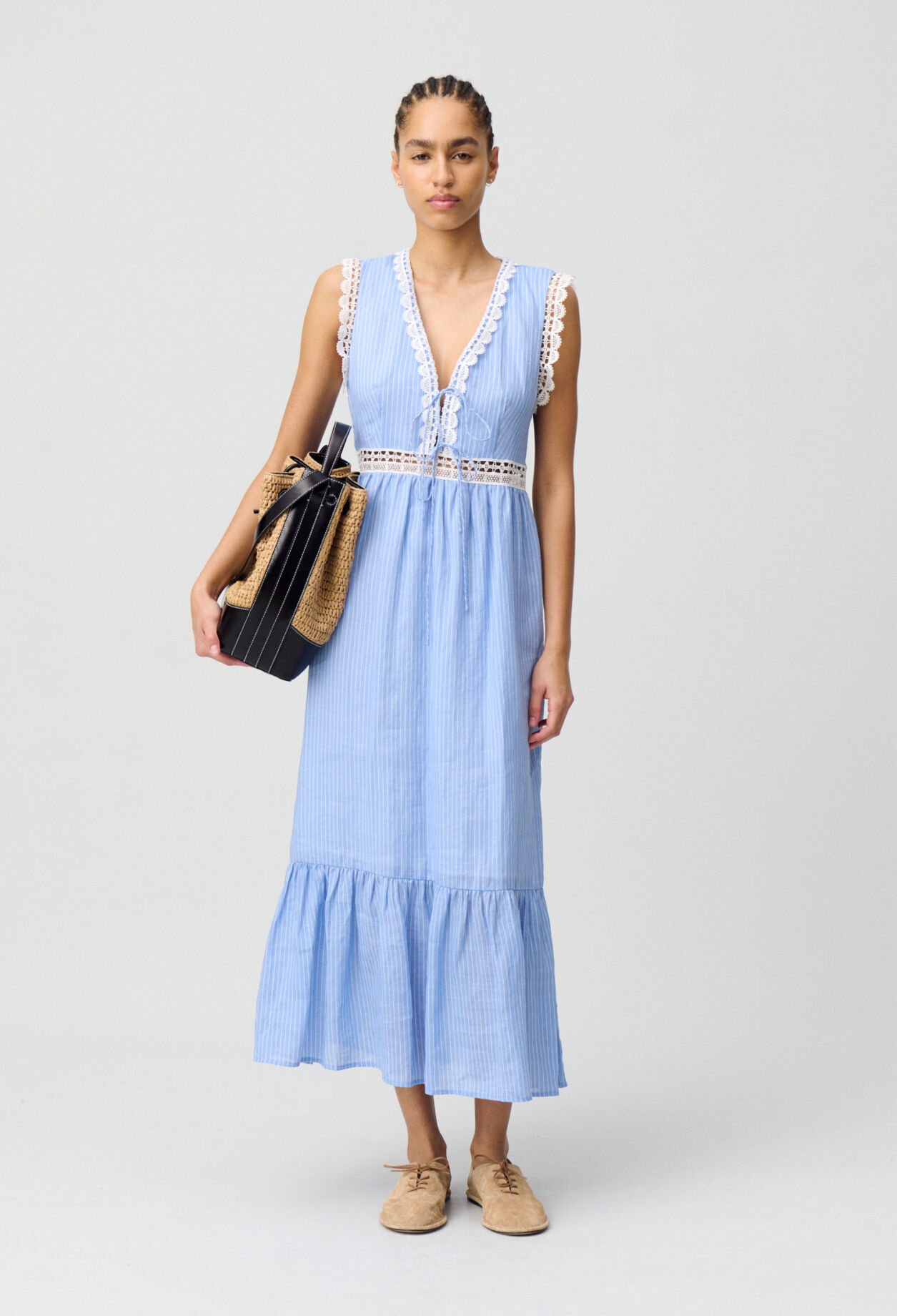 Langes gestreiftes Spitzenkleid