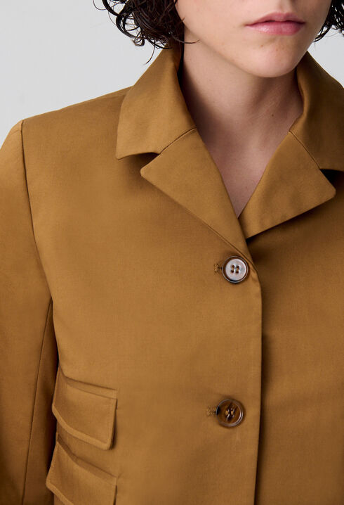 Short blazer with notched lapels
