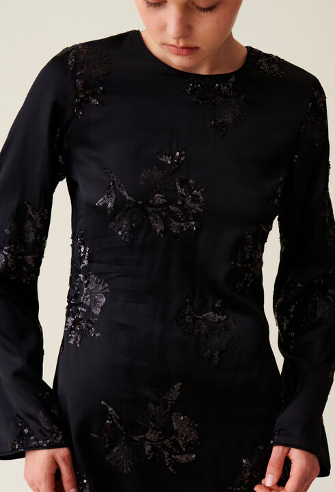 Robe courte noire sequins brodés