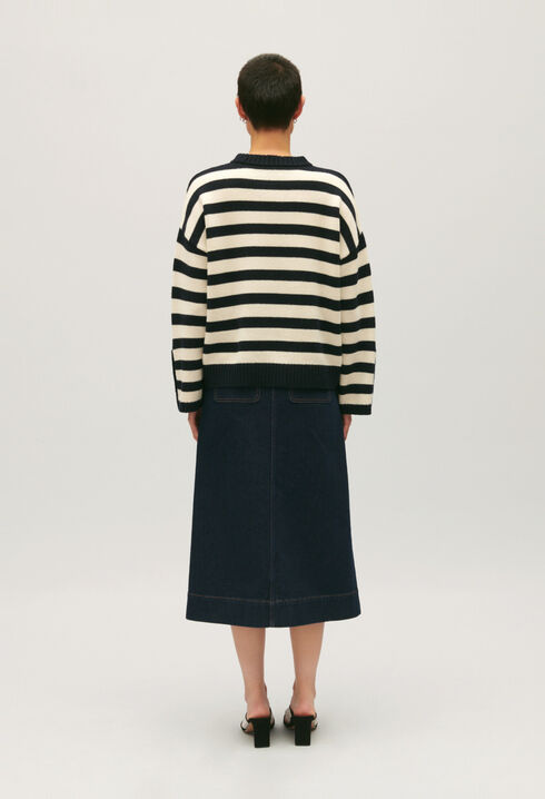 Zweifarbig gestreifter weiter Pullover