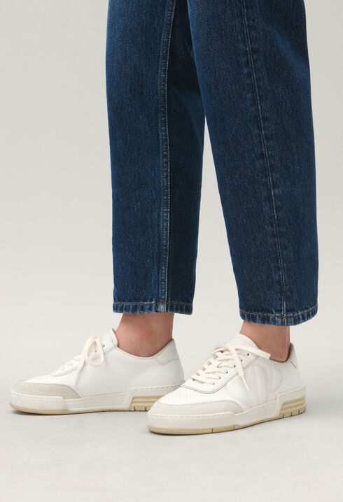 Weiße Sneakers