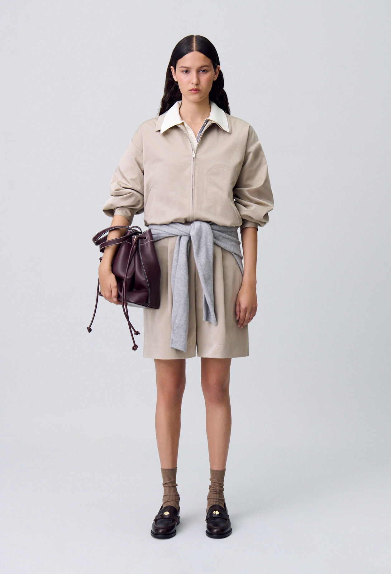 Kurze Bermuda-Shorts mit Falten.
