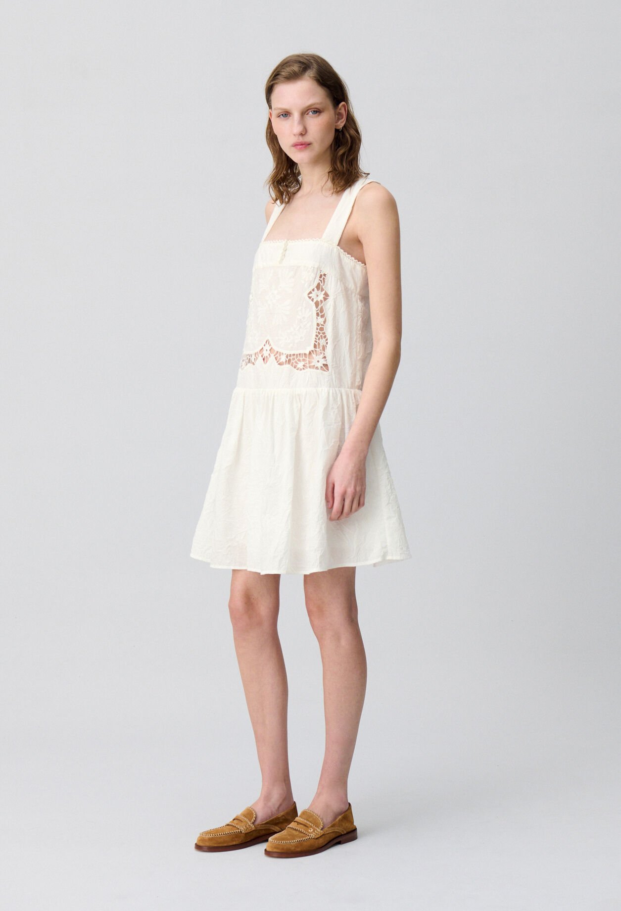 Kurzes Kleid besticktem Oberteil