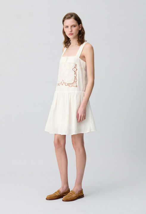 Kurzes Kleid besticktem Oberteil