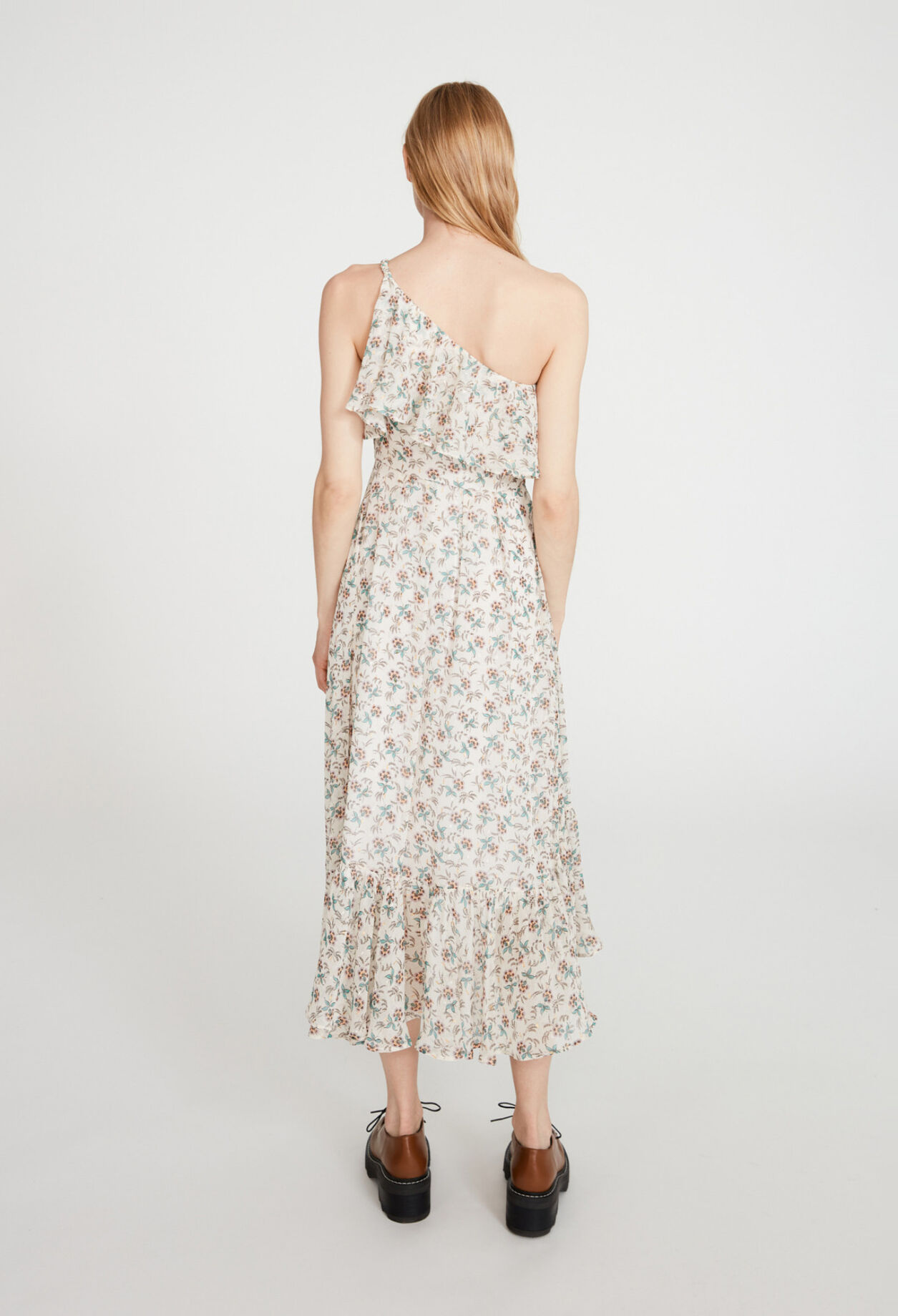 Robe asymétrique à volants