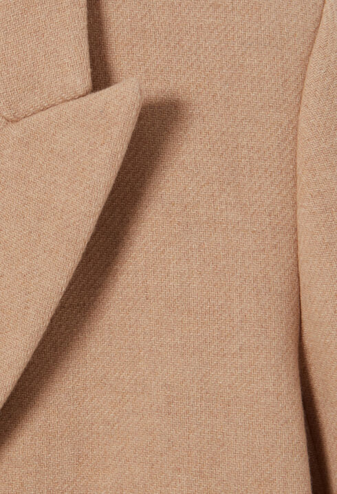 Mid-length straight coat