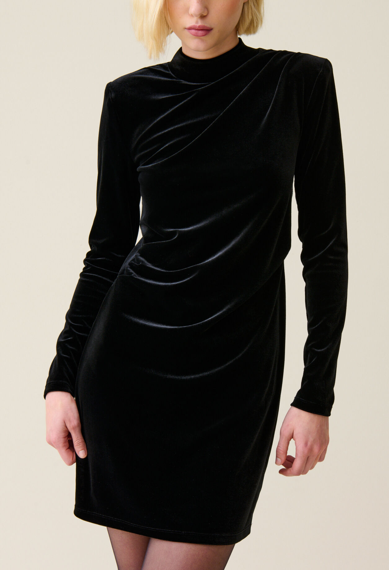 Schwarzes kurzes Samtkleid