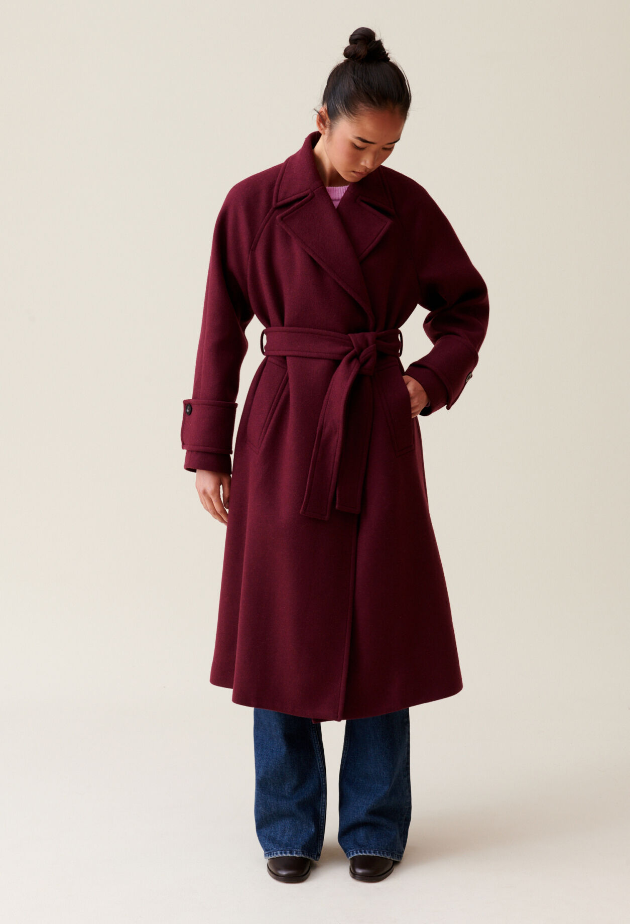 Langer bordeauxfarbener Trenchcoat