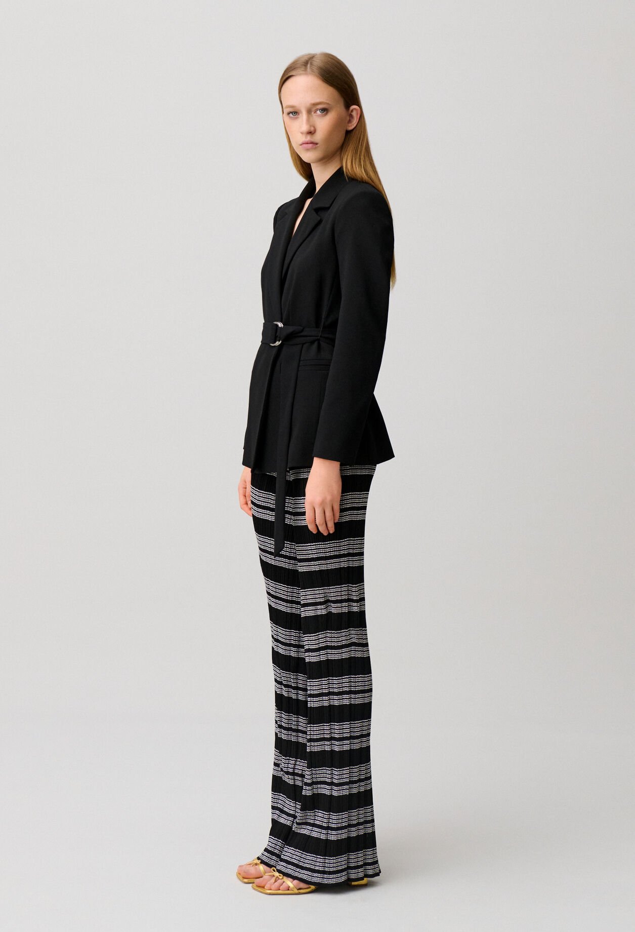 Veste tailleur ceintur&eacute;e