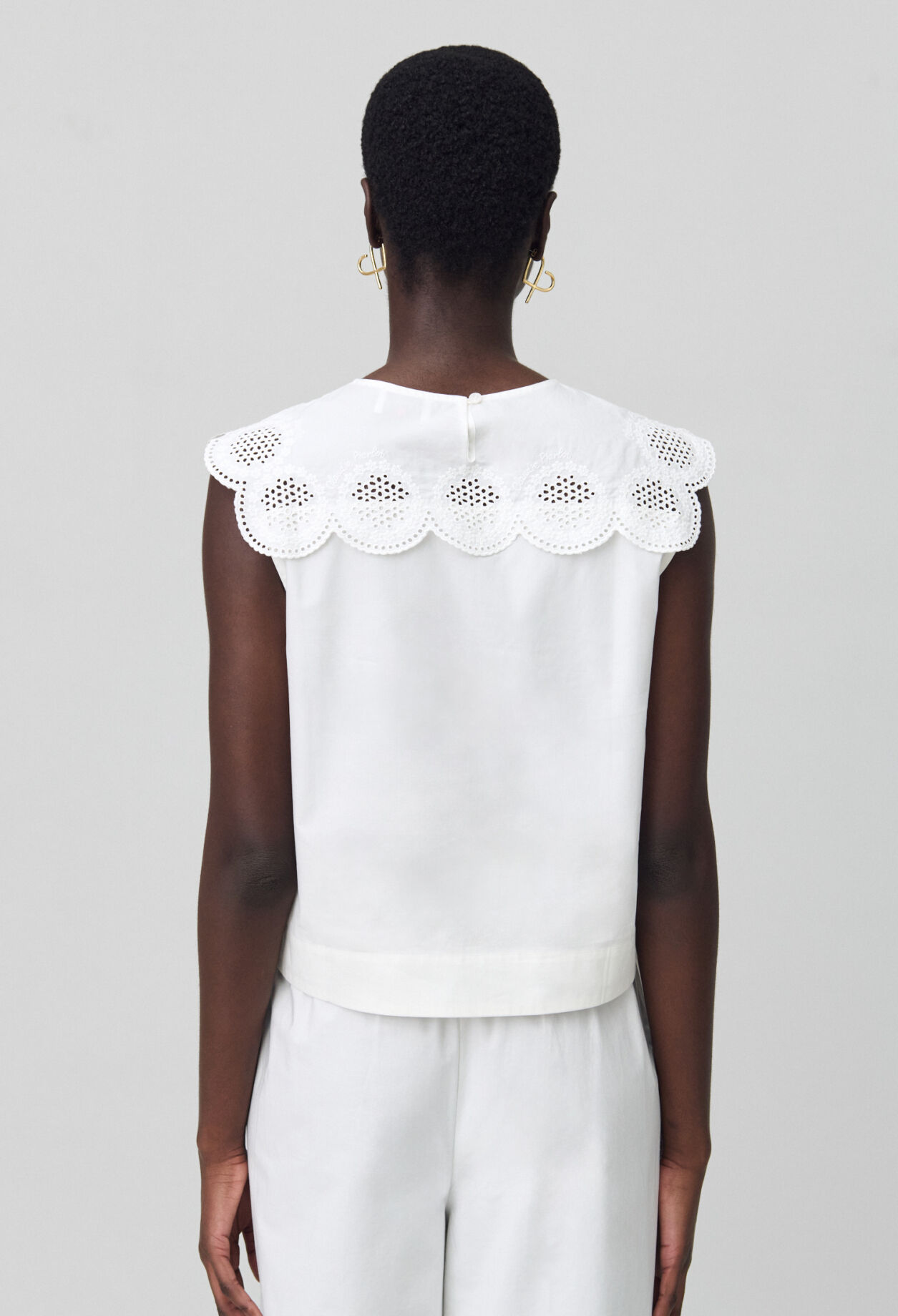 Ärmellose Bluse mit Stickereien