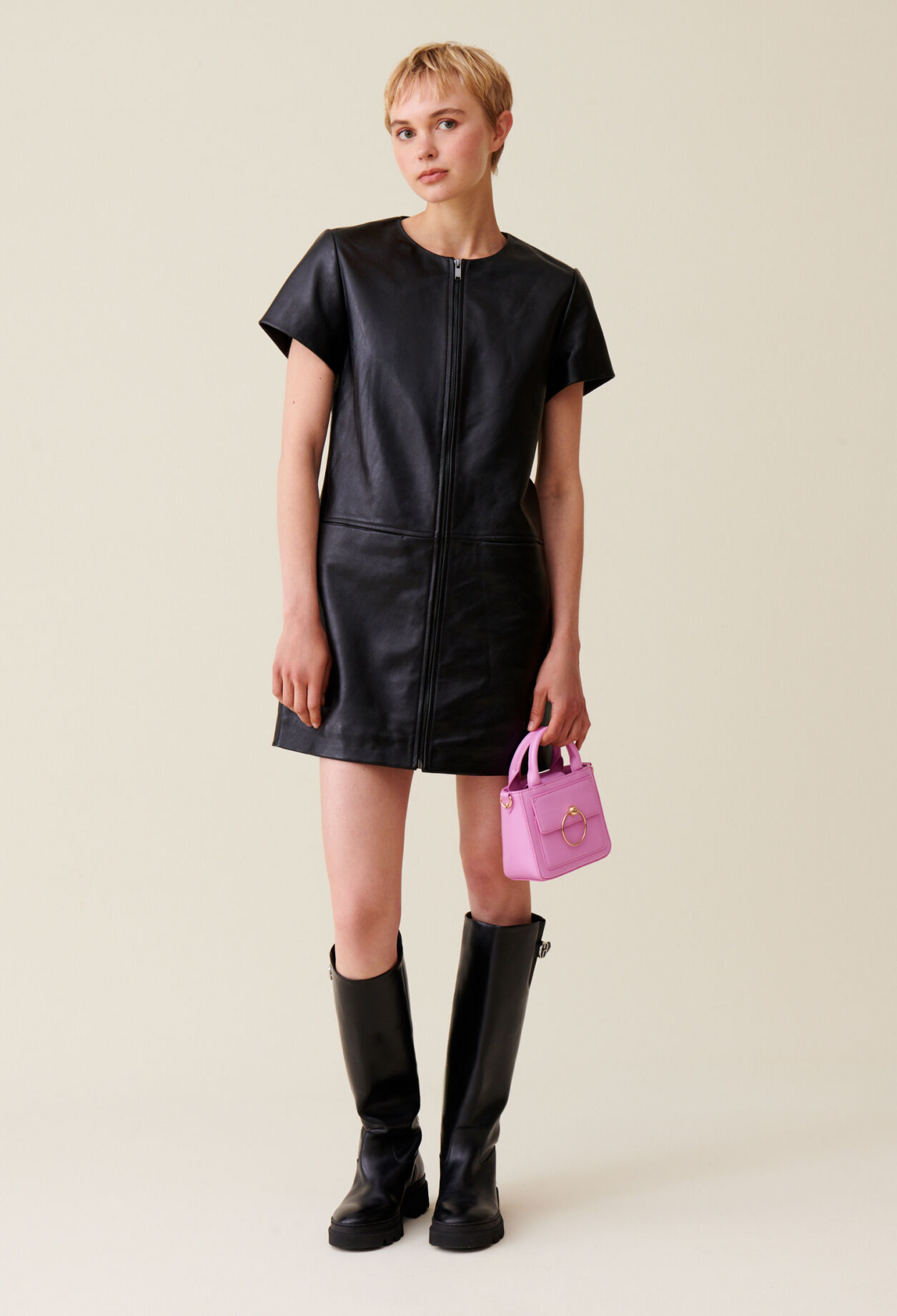 Robe courte en cuir outlet