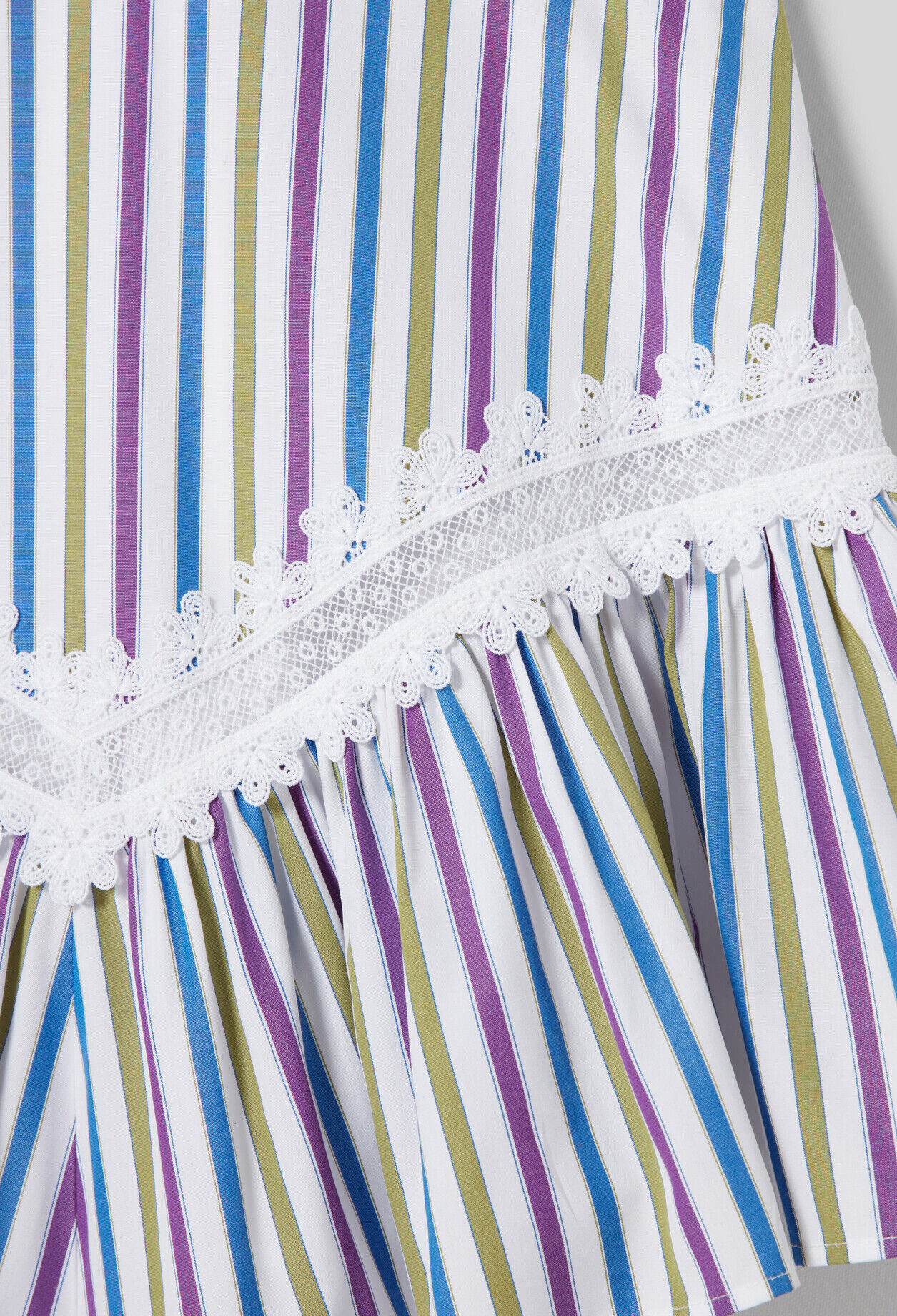 Gestreifter kurzer Rock