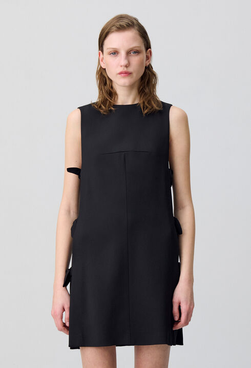 Kurzes Kleid mit Schleifen
