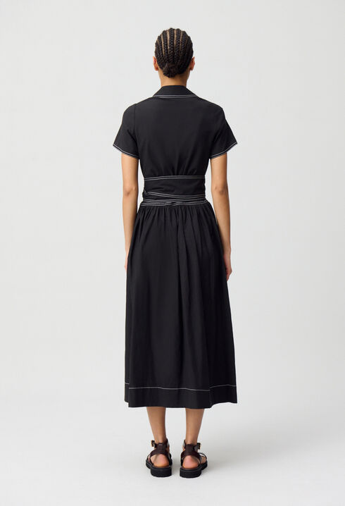 Langes Kleid mit Gürtel