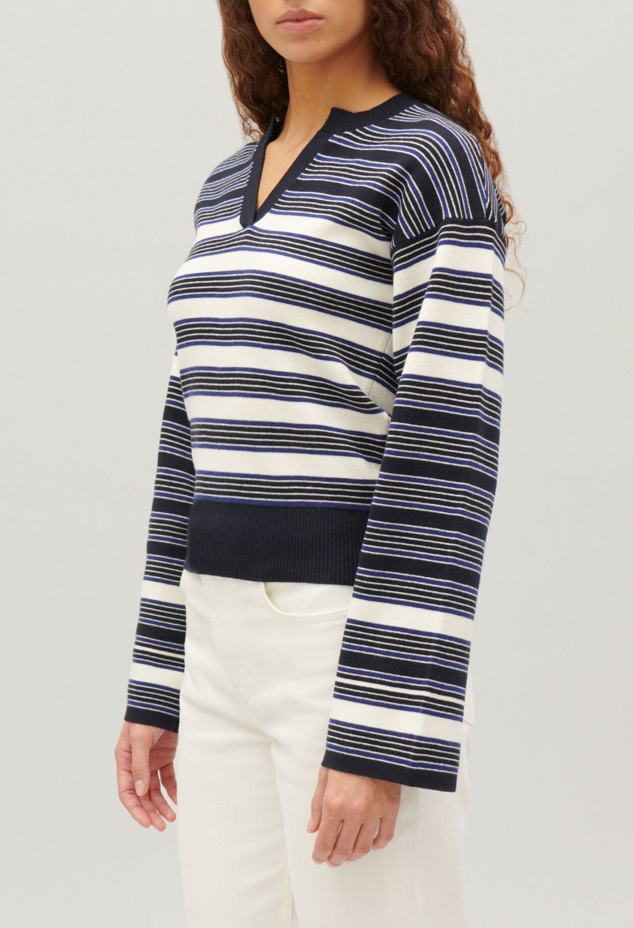 Pull col tunisien marine &eacute;cru