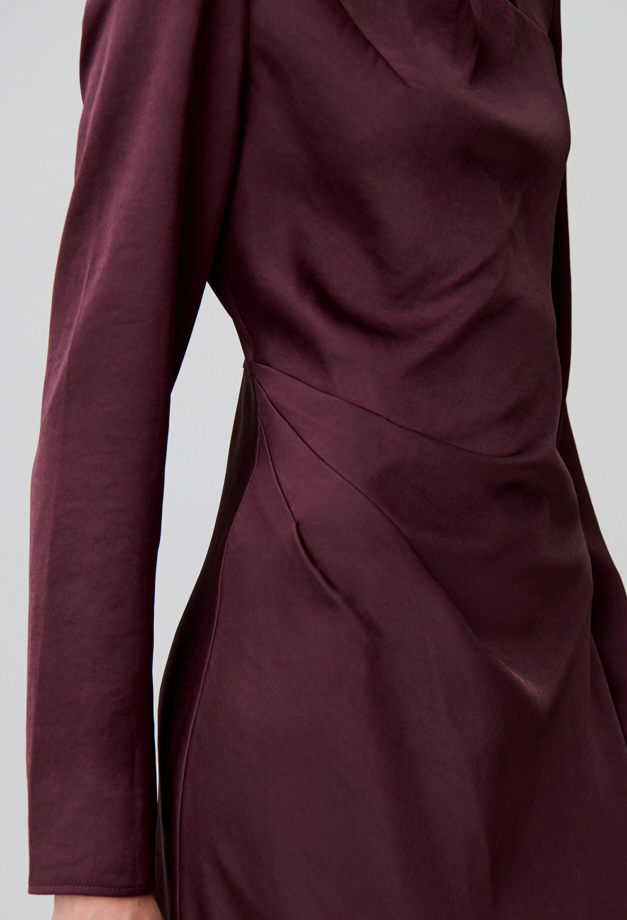 Robe longue satinée asymétrique