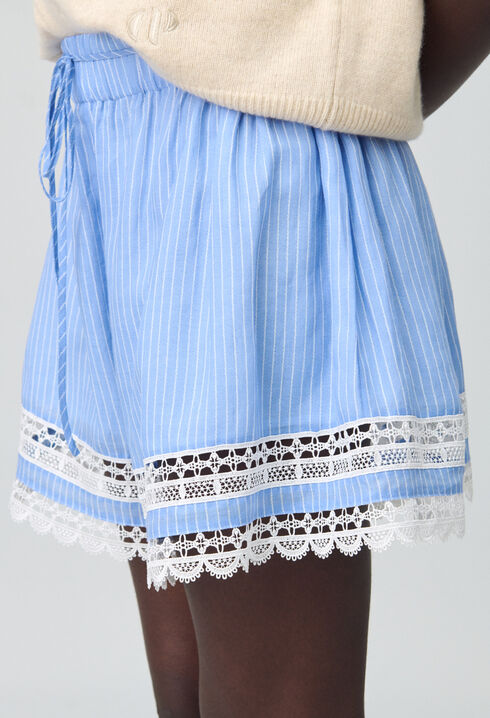 Gestreifte Shorts mit Spitze