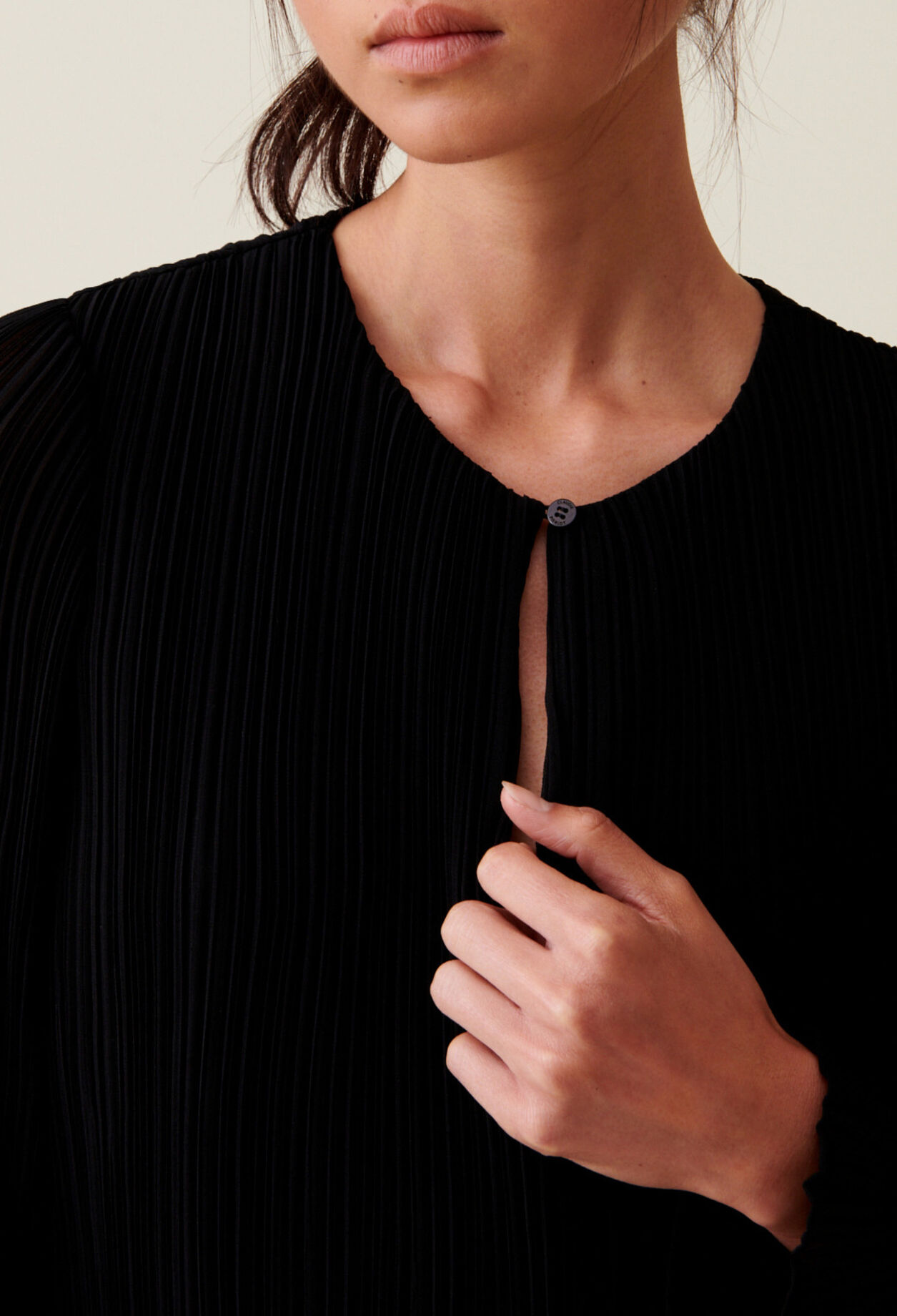 Kurzes, plissiertes Langarmkleid