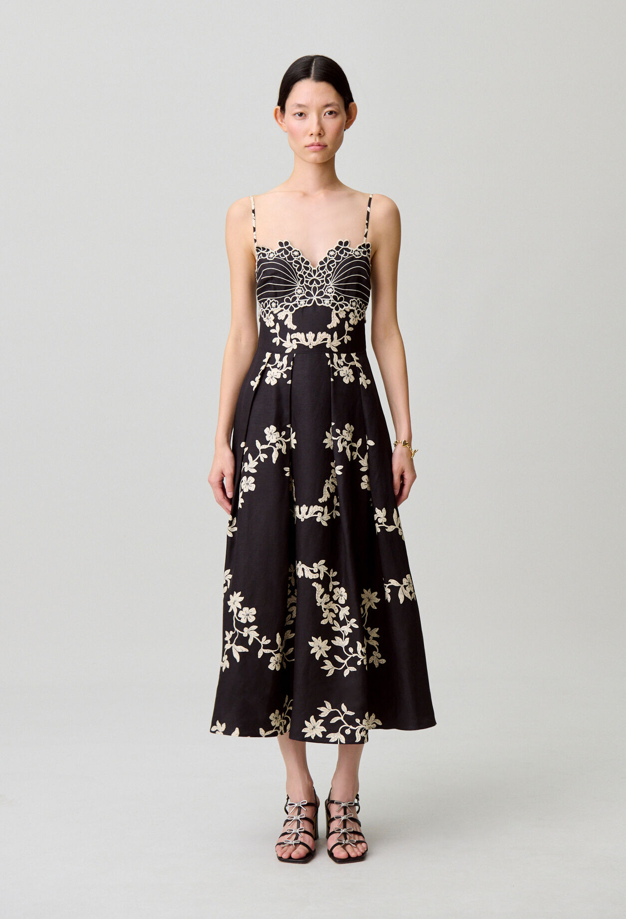 Tr&auml;gerkleid mit Blumenstickerei