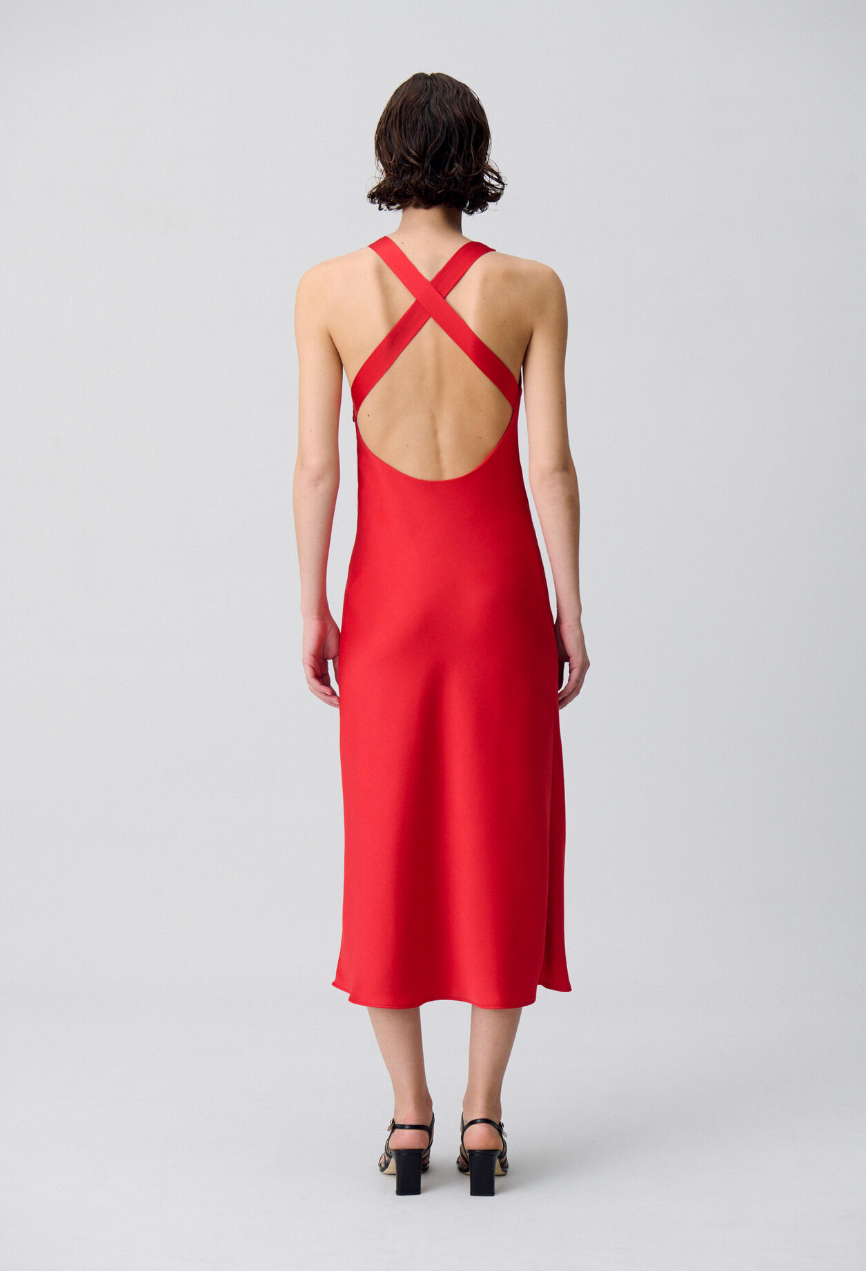 Robe longue satinée dos nu