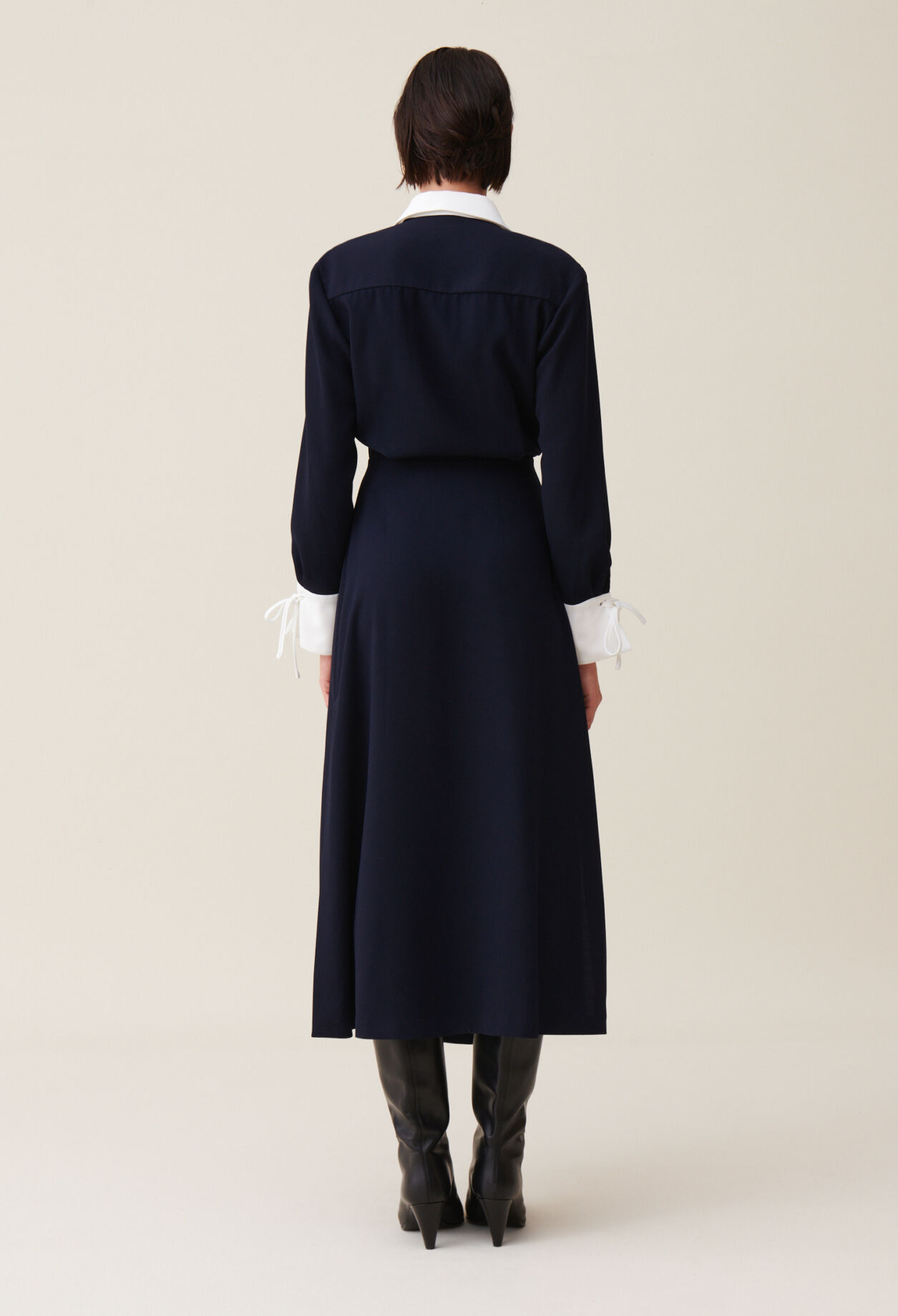 Marineblaues langes Wickelkleid