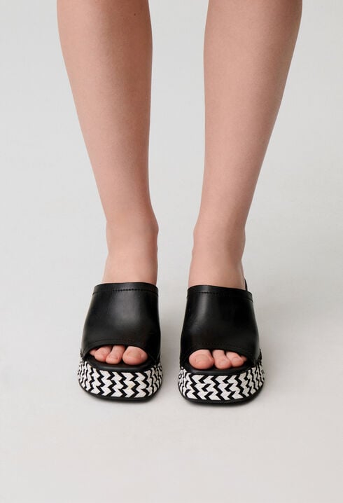 Zweifarbige geflochtene Raphia-Mules