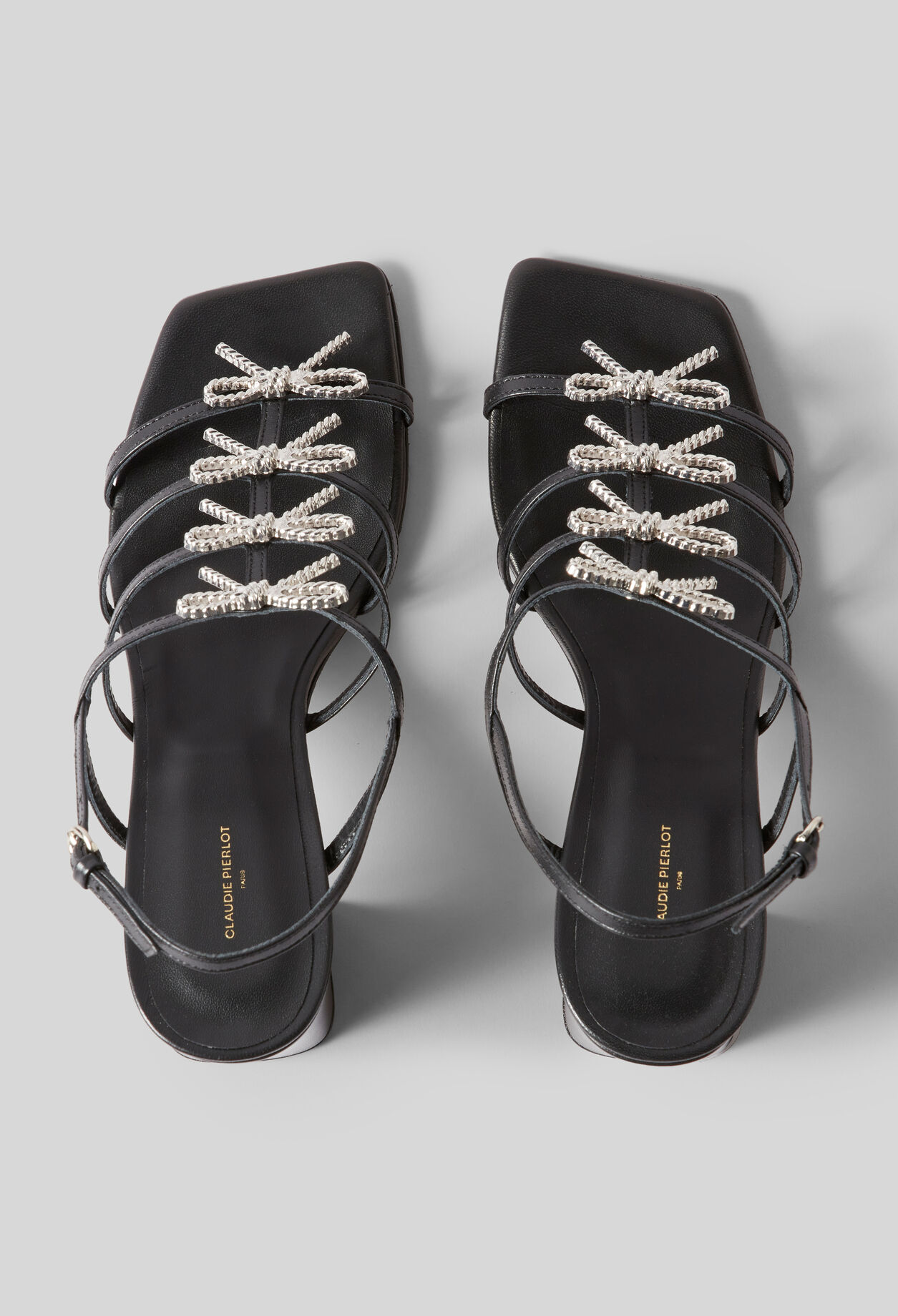 Ledersandalen mit Schmuck