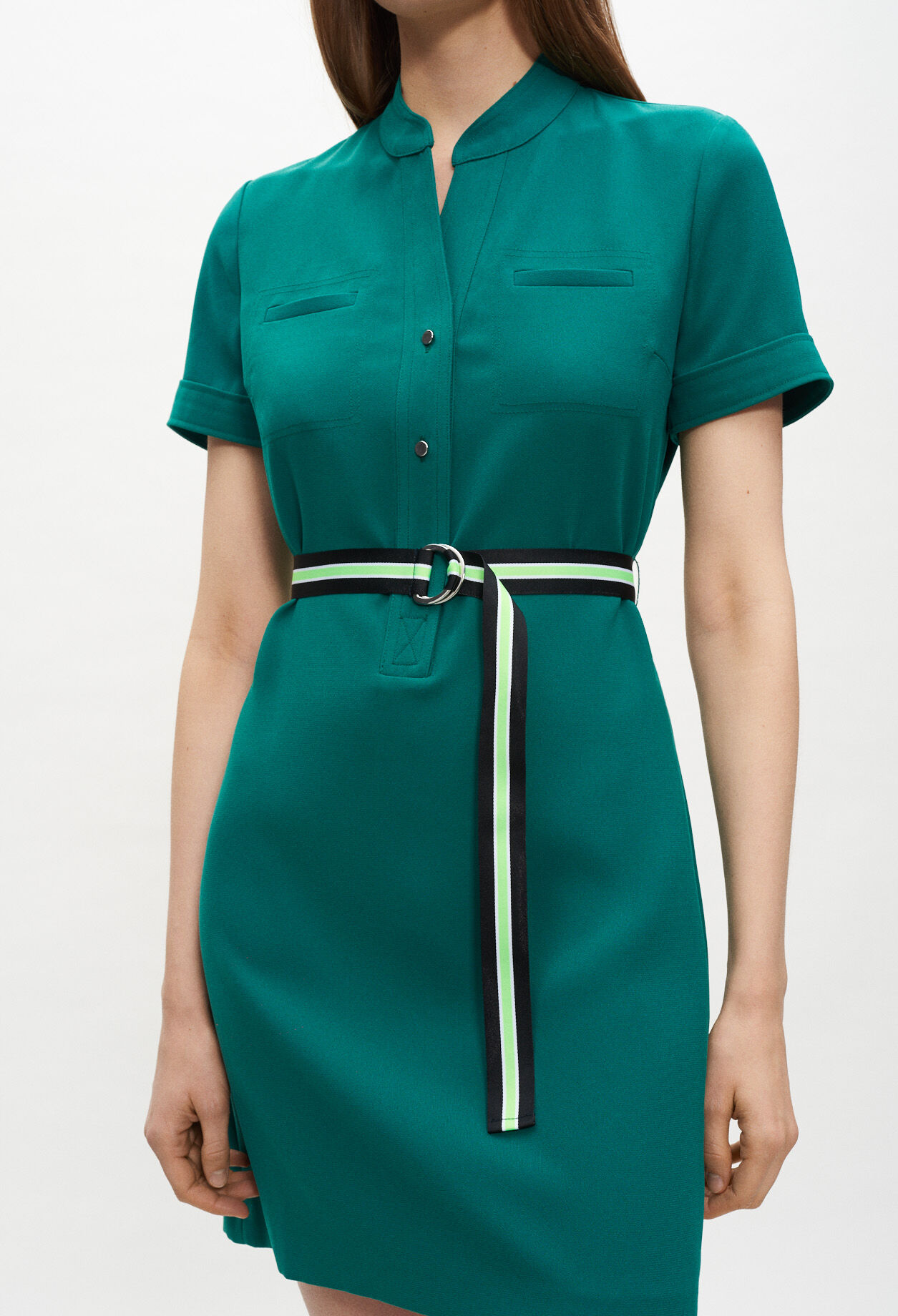 Kurzes Kleid mit Gürtel