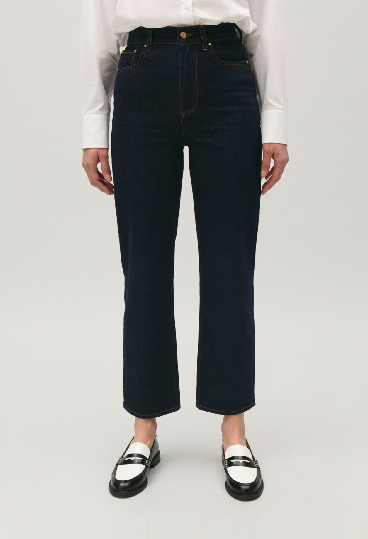 Blaue Raw-Jeans