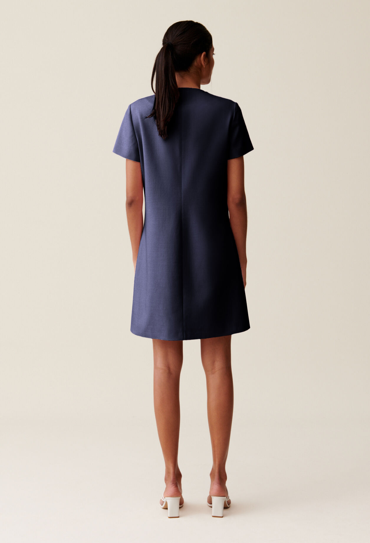 Kurzes Kleid mit Knöpfen