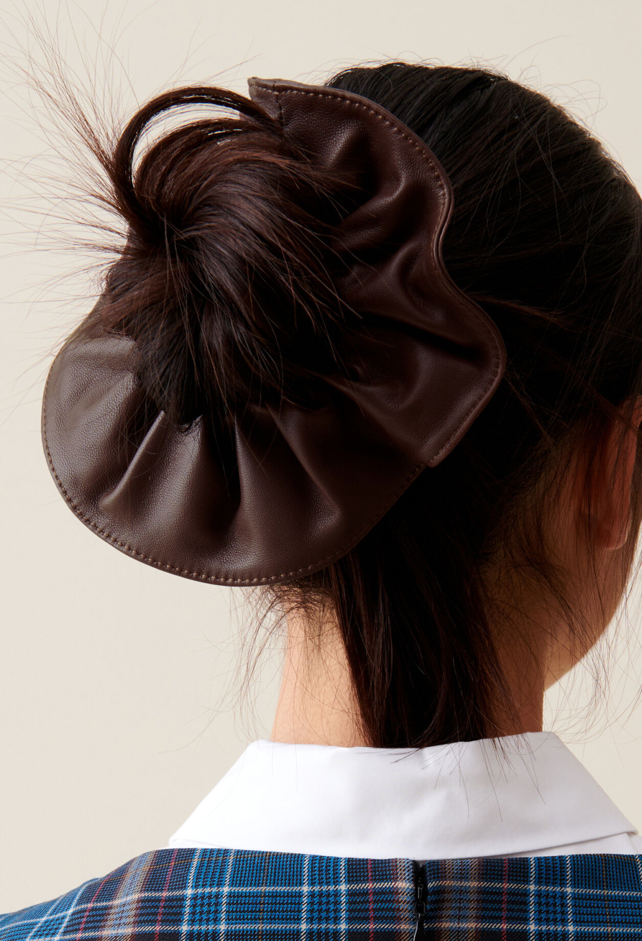 Leder-Scrunchie mit Ziernaht